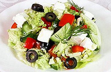 Salad basa Yunani sing enak lan sedhep karo kol Cina: resep klasik lan 3 opsi kanggo ngerteni babagan