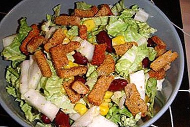 Ryseitiau salad syml a blasus gyda bresych Tseiniaidd, opsiynau llun ar gyfer gweini prydau